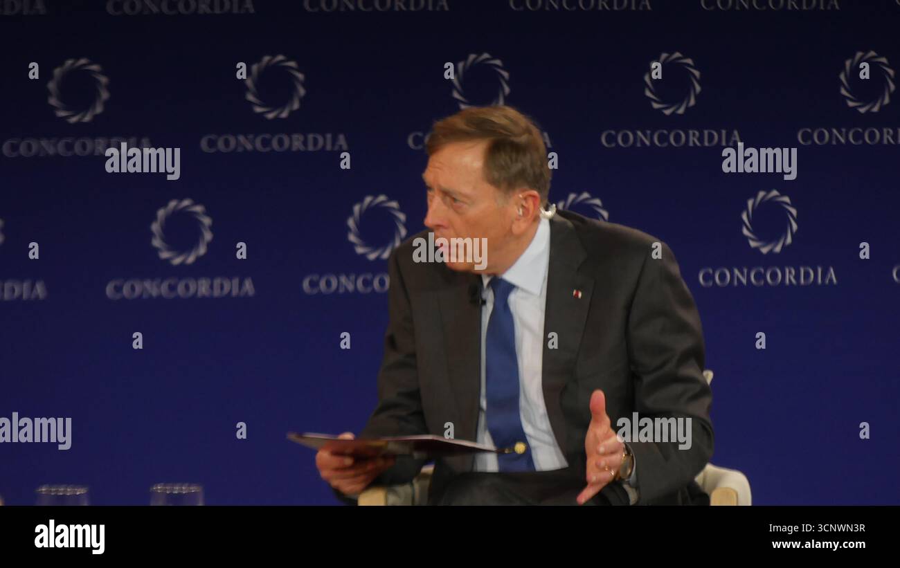 2025 Concordia Summit, New York Sheraton Times Square, 811 7th Ave W 53rd St, New York, NY 10019, USA. 22 settembre 2025. L'amministratore delegato del KKK Gen David Petraeus (USA-ret) e il presidente siriano Ahmed al-Sharaa annunciano una discussione centrale al Concordia Summit 2025 a New York. Crediti: ©Julia Mineeva/EGBN News/Alamy Live News Foto Stock