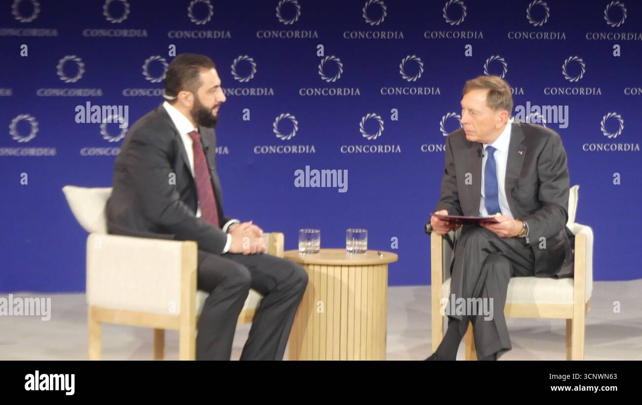 2025 Concordia Summit, New York Sheraton Times Square, 811 7th Ave W 53rd St, New York, NY 10019, USA. 22 settembre 2025. L'amministratore delegato del KKK Gen David Petraeus (USA-ret) e il presidente siriano Ahmed al-Sharaa annunciano una discussione centrale al Concordia Summit 2025 a New York. Crediti: ©Julia Mineeva/EGBN News/Alamy Live News Foto Stock
