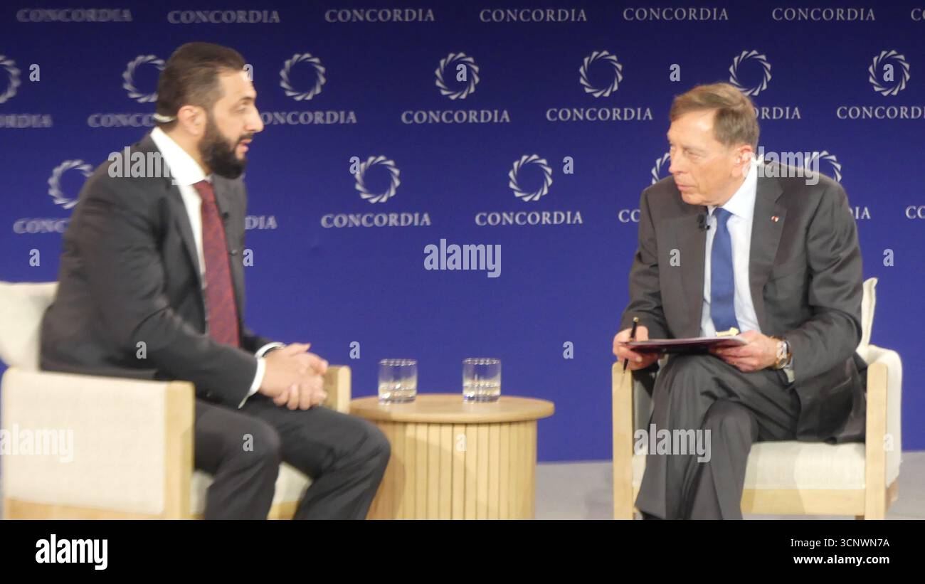 2025 Concordia Summit, New York Sheraton Times Square, 811 7th Ave W 53rd St, New York, NY 10019, USA. 22 settembre 2025. L'amministratore delegato del KKK Gen David Petraeus (USA-ret) e il presidente siriano Ahmed al-Sharaa annunciano una discussione centrale al Concordia Summit 2025 a New York. Crediti: ©Julia Mineeva/EGBN News/Alamy Live News Foto Stock
