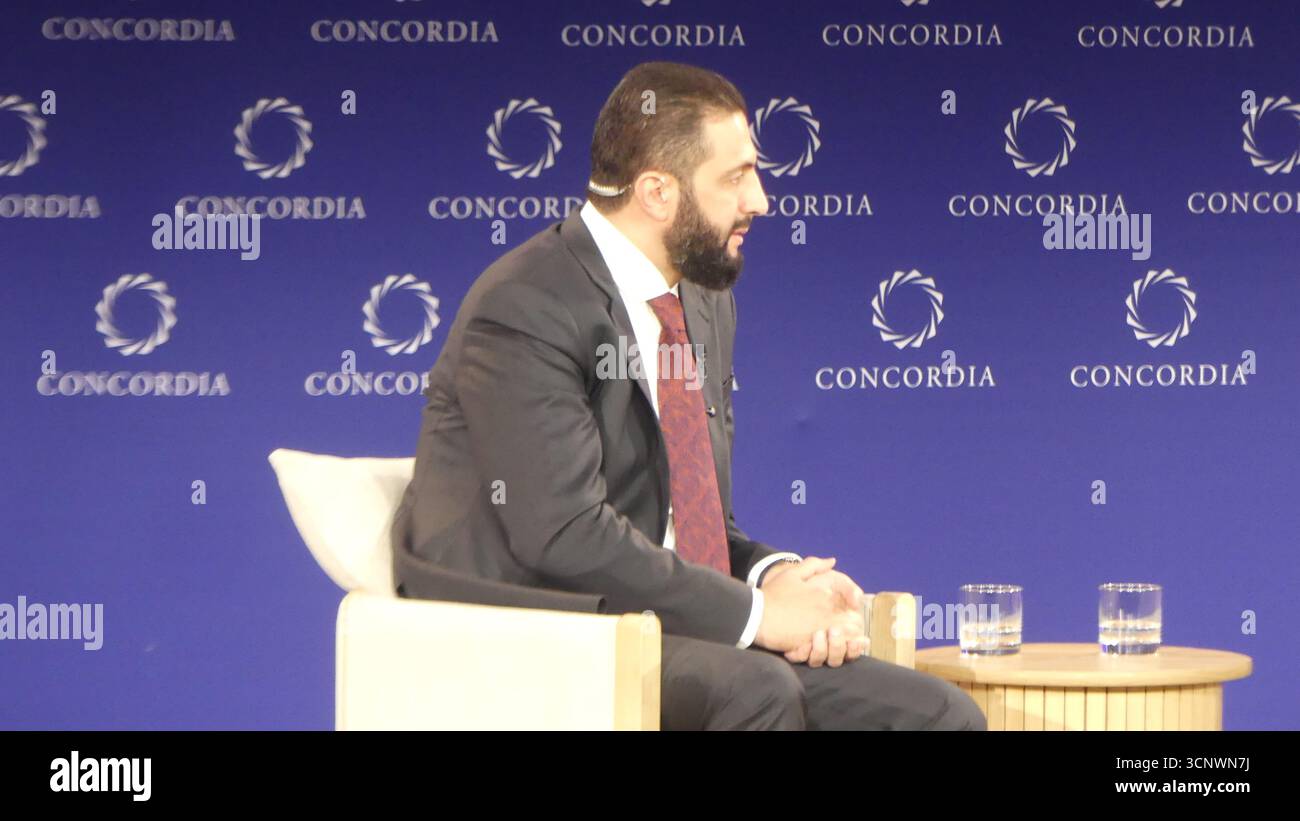 2025 Concordia Summit, New York Sheraton Times Square, 811 7th Ave W 53rd St, New York, NY 10019, USA. 22 settembre 2025. L'amministratore delegato del KKK Gen David Petraeus (USA-ret) e il presidente siriano Ahmed al-Sharaa annunciano una discussione centrale al Concordia Summit 2025 a New York. Crediti: ©Julia Mineeva/EGBN News/Alamy Live News Foto Stock