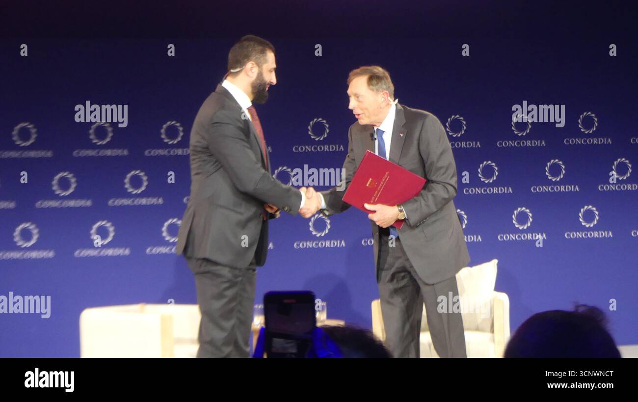2025 Concordia Summit, New York Sheraton Times Square, 811 7th Ave W 53rd St, New York, NY 10019, USA. 22 settembre 2025. L'amministratore delegato del KKK Gen David Petraeus (USA-ret) e il presidente siriano Ahmed al-Sharaa annunciano una discussione centrale al Concordia Summit 2025 a New York. Crediti: ©Julia Mineeva/EGBN News/Alamy Live News Foto Stock
