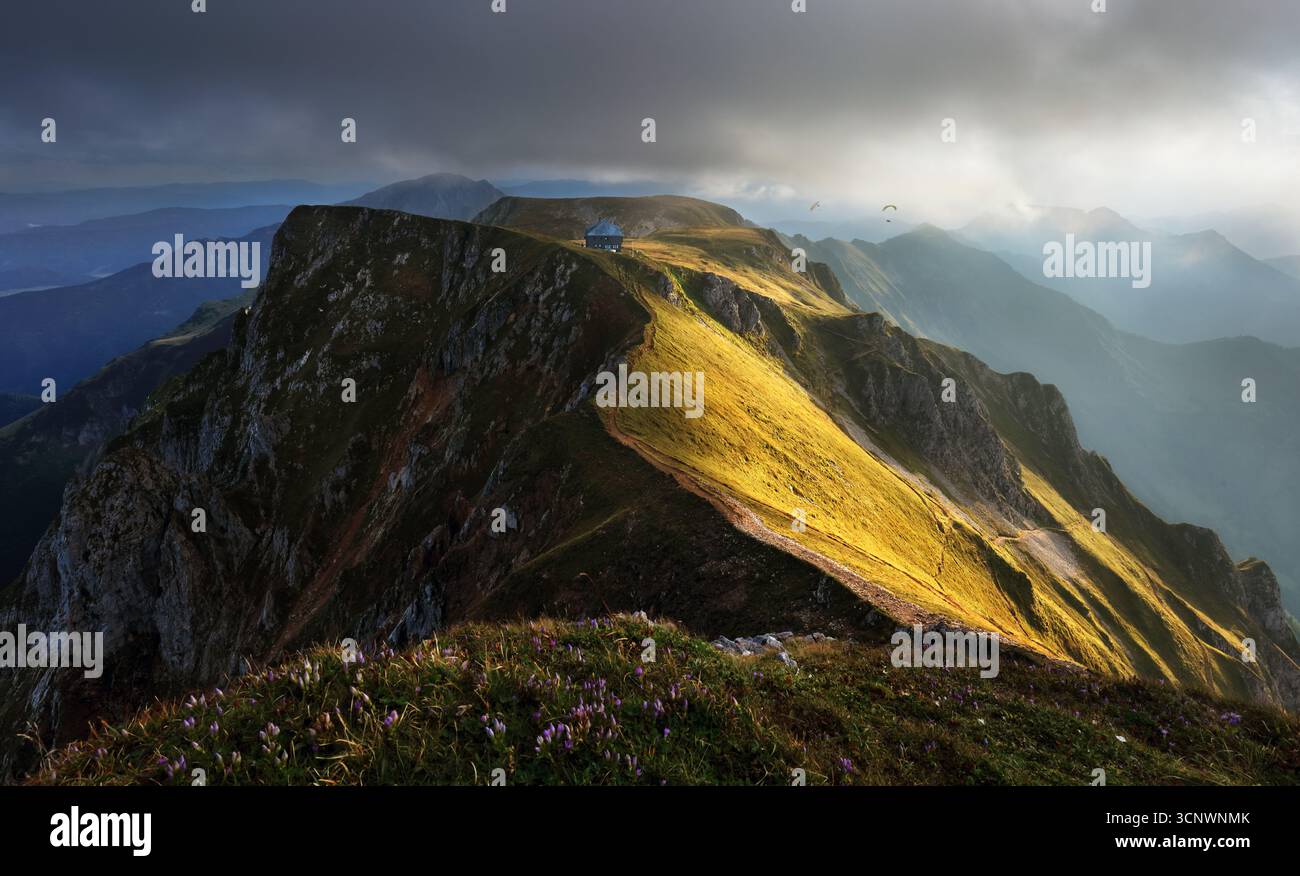 Tramonto a Eisenerzer Alpen con Reichensteinhutte. Panorama alpino in Stiria, Austria Foto Stock