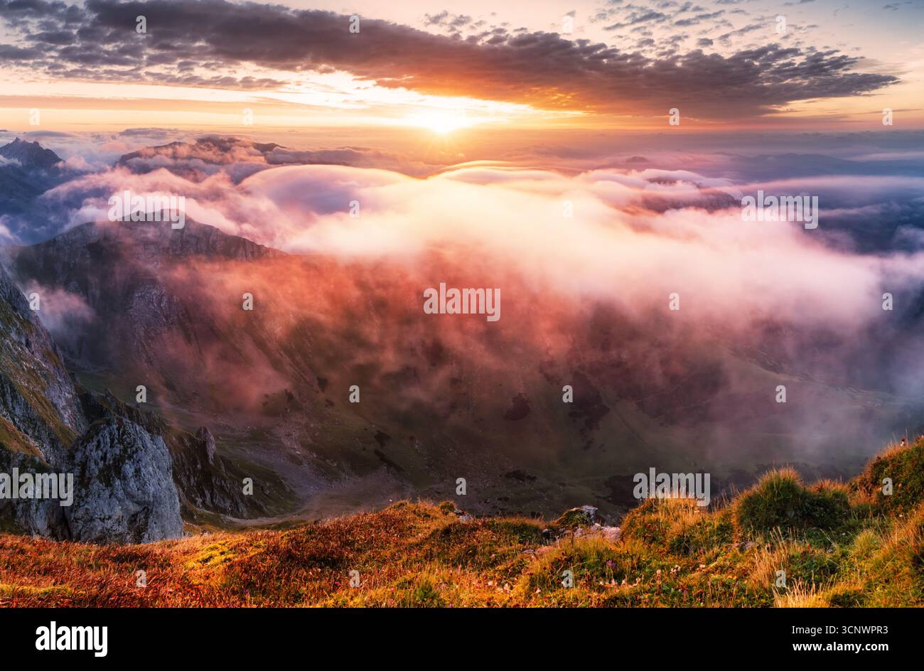 Panorama alpino con spettacolare alba a Eisenerzer Reichenstein e capanna in Stiria, Alpi austriache Foto Stock