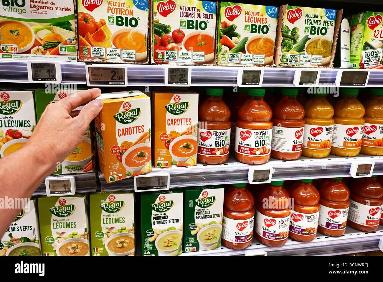 Zuppa di carote pronta in una drogheria Foto Stock