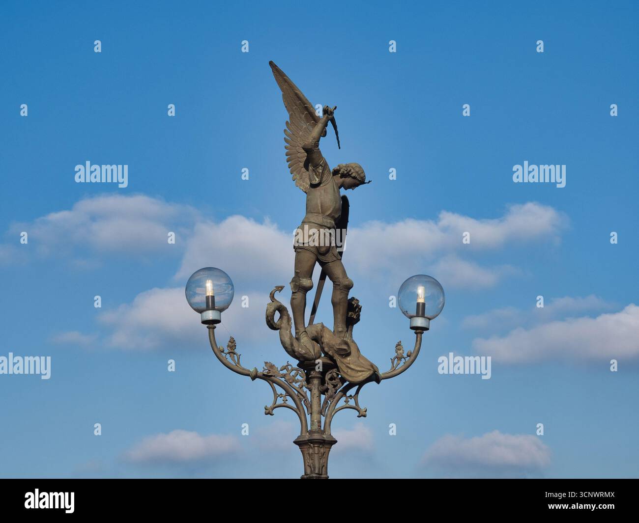 Statua di San Michele su un lampione di Gand - Un dettagliato primo piano della statua di San Michele che uccide il drago, che adorna uno storico lampione Foto Stock