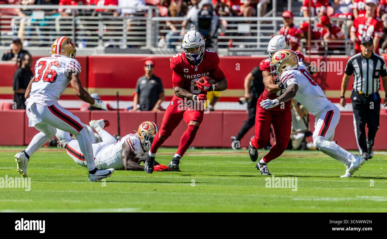 21 settembre 2025 il running back degli Arizona Cardinals James Conner (6) corre con la palla durante la partita di football tra gli Arizona Cardinals e i San Francisco 49ers. San Francisco ha battuto l'Arizona 16-15 al Levi Stadium di Santa Clara, Calif Thurman James/CSM (immagine di credito: © Thurman James/Cal Sport Media) Foto Stock