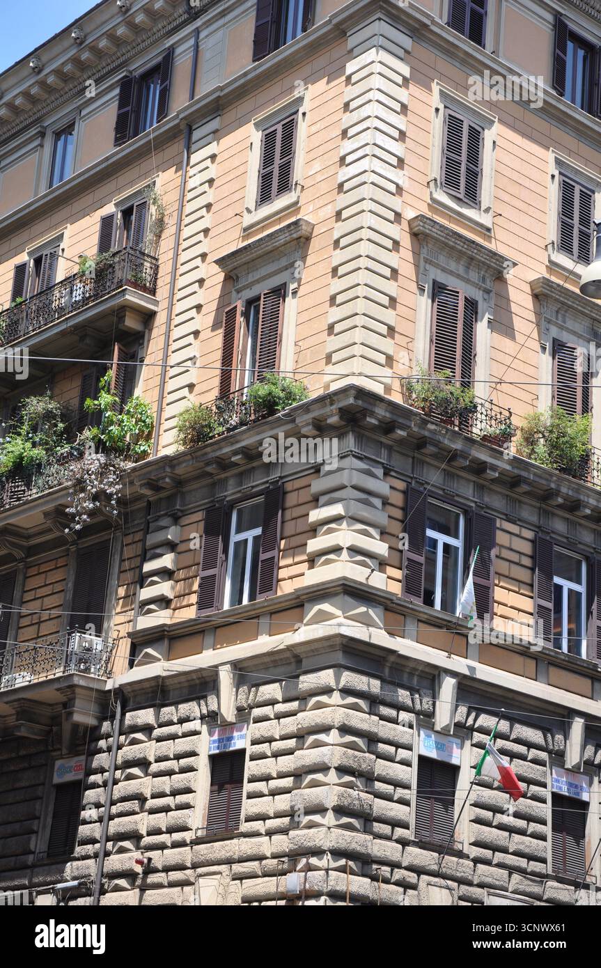 Edificio italiano a Roma con balconi con piante. giornata di sole Foto Stock