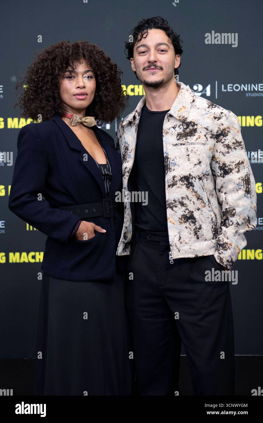 Aysha Joy Samuel mit Begleitung bei der Premiere des Kinofims The Smashing Machine im Zoo Palast. Berlino, 22.09.2025 *** Aysha Joy Samuel con accompagnatore alla prima del film The Smashing Machine allo Zoo Palast di Berlino, 22 09 2025 foto:XJ.xKnowlesx/xFuturexImagex machine_5799 Foto Stock