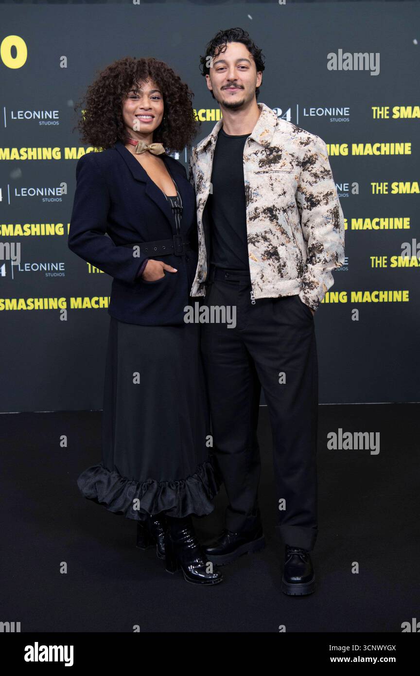 Aysha Joy Samuel mit Begleitung bei der Premiere des Kinofims The Smashing Machine im Zoo Palast. Berlino, 22.09.2025 *** Aysha Joy Samuel con accompagnatore alla prima del film The Smashing Machine allo Zoo Palast di Berlino, 22 09 2025 foto:XJ.xKnowlesx/xFuturexImagex machine_5798 Foto Stock