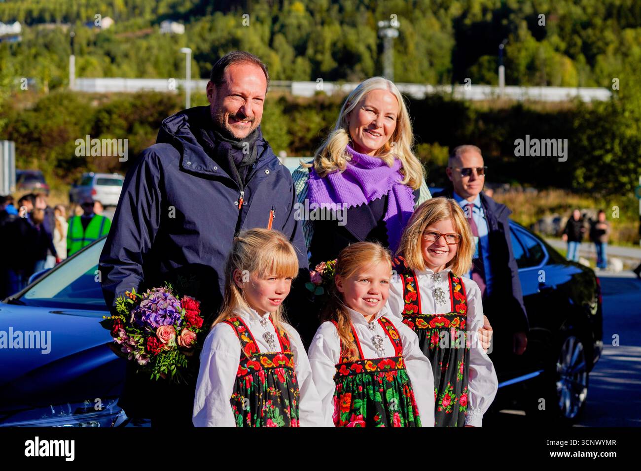 Gol, Norvegia. 23 settembre 2025. Gol 20250923. Principe ereditario Haakon e principessa ereditaria mette-Marit insieme ai figli di fiori Ingrid Loestegård, Nora Loestegård e Ida Loestegård durante la visita al comune di Gol durante il tour della contea di Hallingdal. Foto: OLE Berg Rusten/NTB questo testo è tradotto automaticamente credito: NTB/Alamy Live News Foto Stock