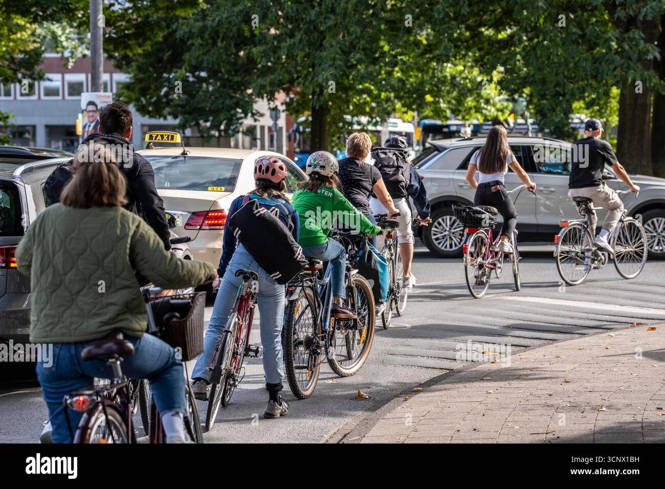 Pedalando a Münster, all'incrocio tra Ringpromenade, Ludgeristraße fino alla città vecchia e Ludgerikreisel, una rotatoria a due corsie con oltre 30.000 v Foto Stock