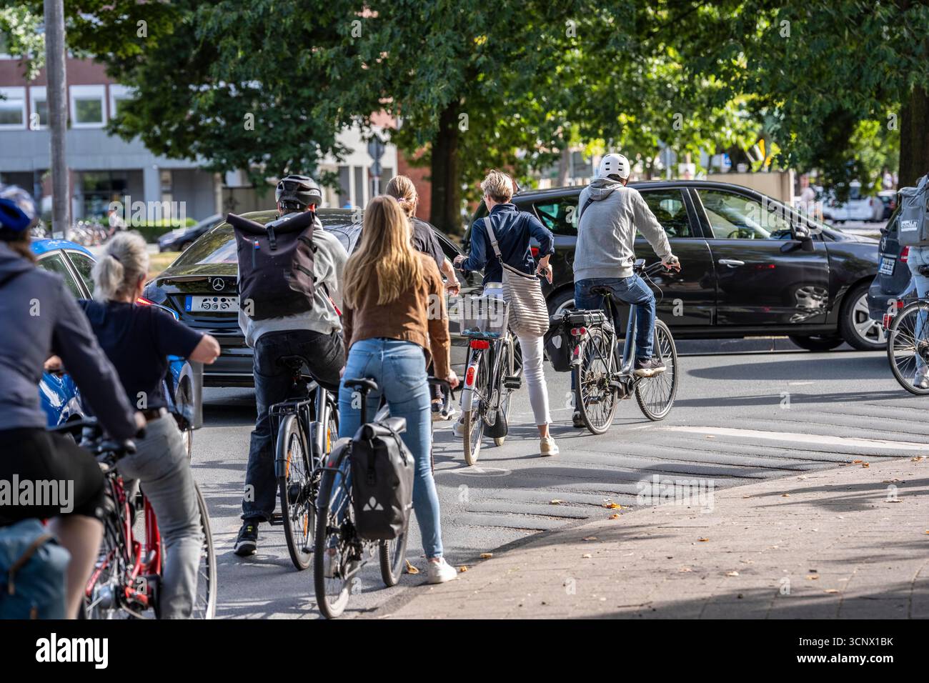 Pedalando a Münster, all'incrocio tra Ringpromenade, Ludgeristraße fino alla città vecchia e Ludgerikreisel, una rotatoria a due corsie con oltre 30.000 v Foto Stock