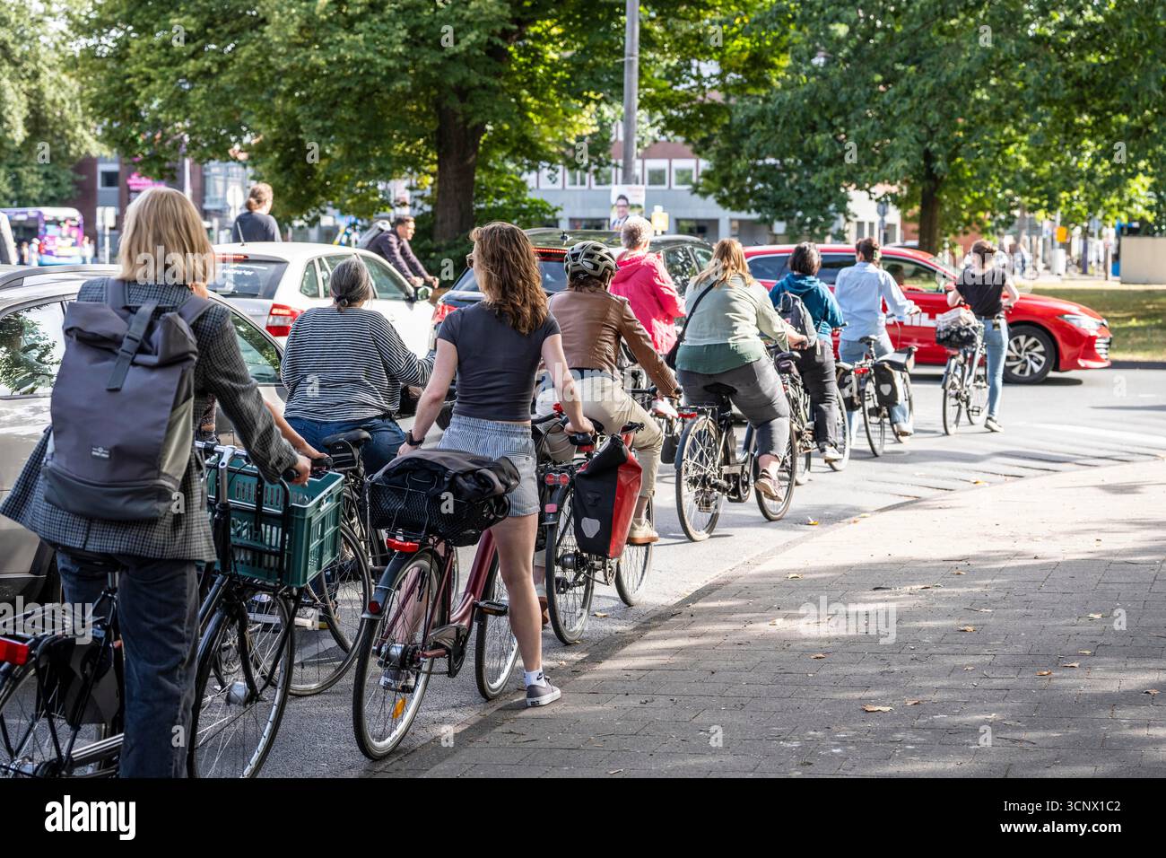 Pedalando a Münster, all'incrocio tra Ringpromenade, Ludgeristraße fino alla città vecchia e Ludgerikreisel, una rotatoria a due corsie con oltre 30.000 v Foto Stock