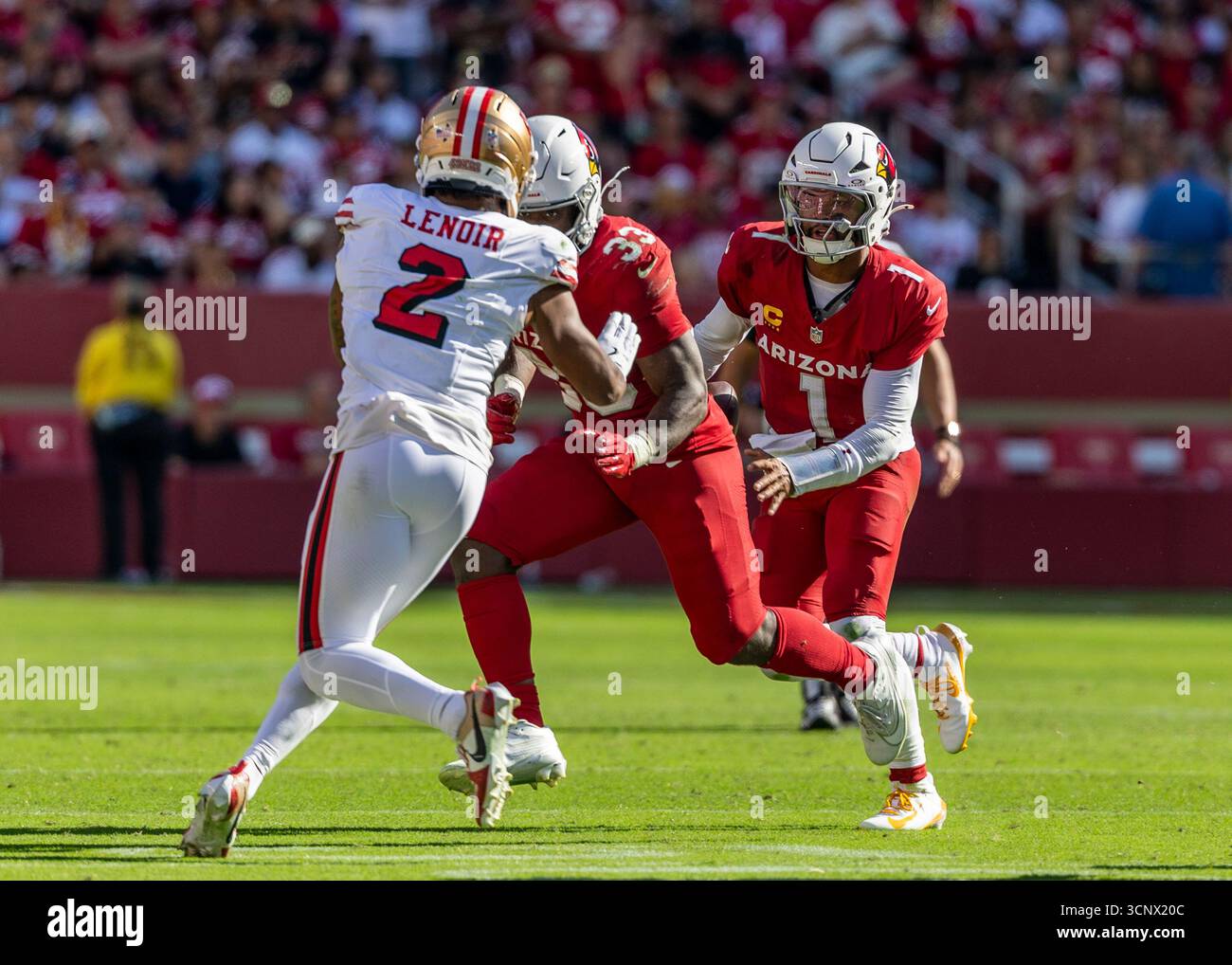 21 settembre 2025 il quarterback degli Arizona Cardinals Kyler Murray (1) corre per il primo down durante la partita di football tra gli Arizona Cardinals e i San Francisco 49ers. San Francisco ha battuto Arizona 16-15 al Levi Stadium di Santa Clara, Calif Thurman James/CSM Foto Stock