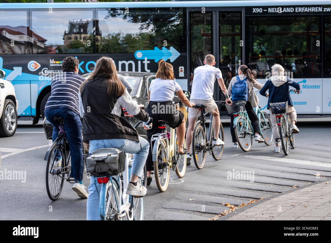 Pedalando a Münster, all'incrocio tra Ringpromenade, Ludgeristraße fino alla città vecchia e Ludgerikreisel, una rotatoria a due corsie con oltre 30.000 v Foto Stock
