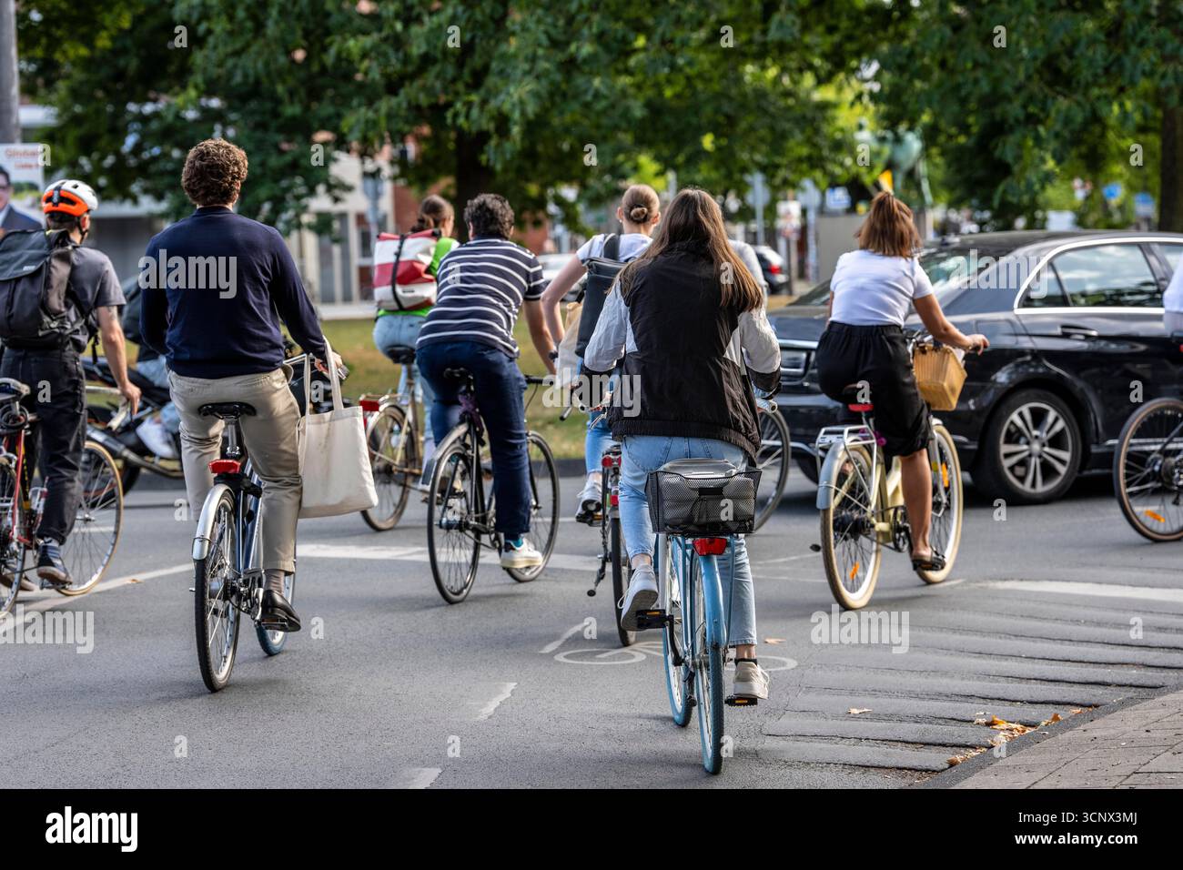 Pedalando a Münster, all'incrocio tra Ringpromenade, Ludgeristraße fino alla città vecchia e Ludgerikreisel, una rotatoria a due corsie con oltre 30.000 v Foto Stock