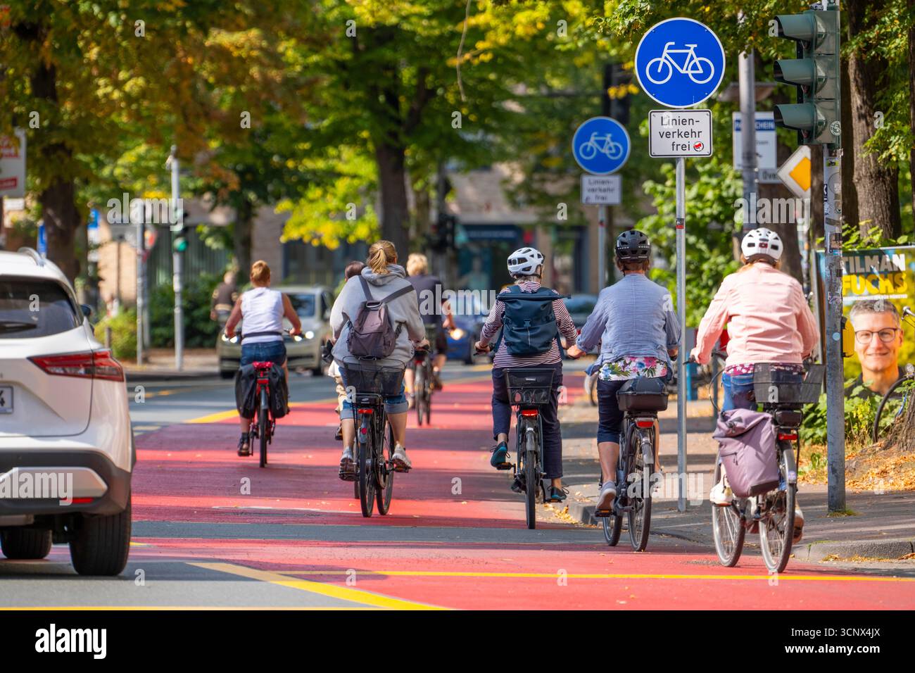 Pedalando a Münster, via Warendorf, ampio asfalto rosso contrassegnato come pista ciclabile, pista ciclabile, codificato a colori per separarlo dalla corsia di circolazione delle automobili, Foto Stock