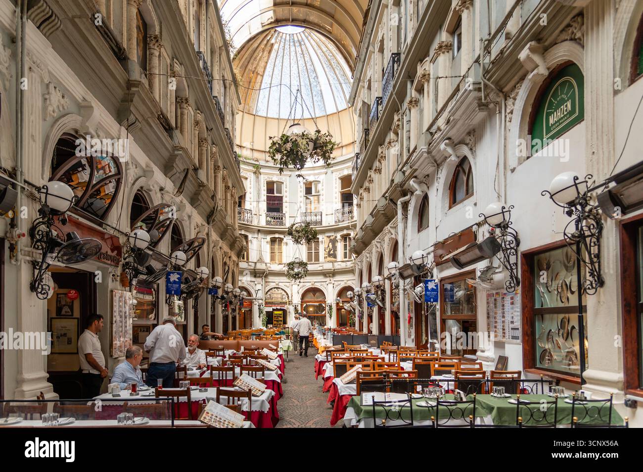 Cicek Pasaji off Istiklal Caddesi, Beyoglu, Istanbul, Turchia, Istanbul, Turkiye Foto Stock