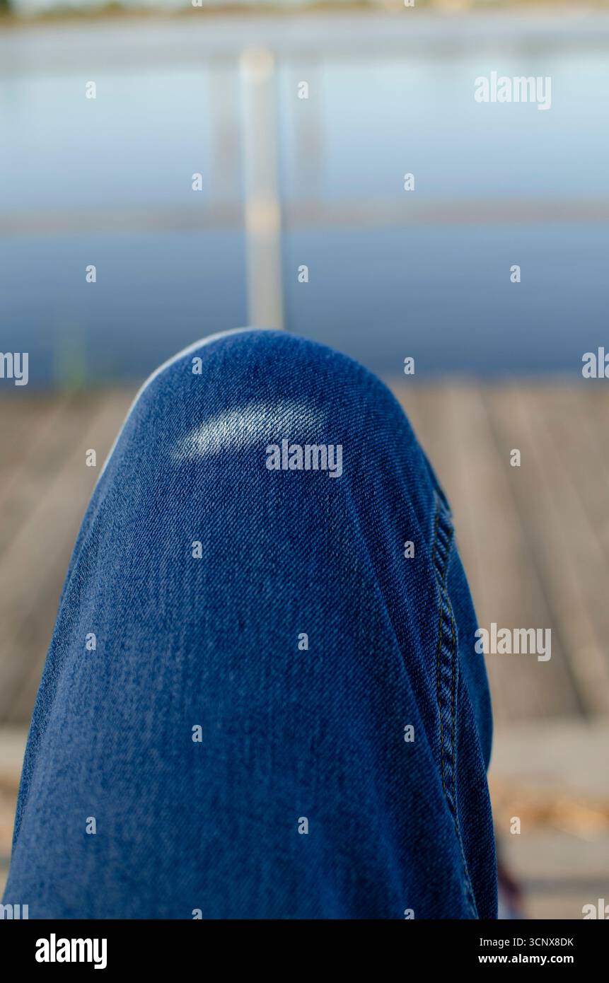 Rilassatevi sull'acqua in una giornata di sole, godendovi un momento di pace vicino a un lago calmo Foto Stock Rilassatevi sull'acqua in una giornata di sole, godendovi un momento di pace vicino a un lago calmo Foto Stock