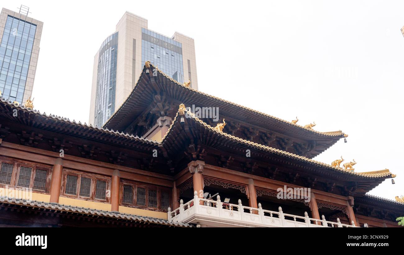 Il Tempio Jing'an di Shanghai cattura l'armonia tra architettura antica e modernità. Il suo esterno ornato contrasta con il cielo circostante Foto Stock
