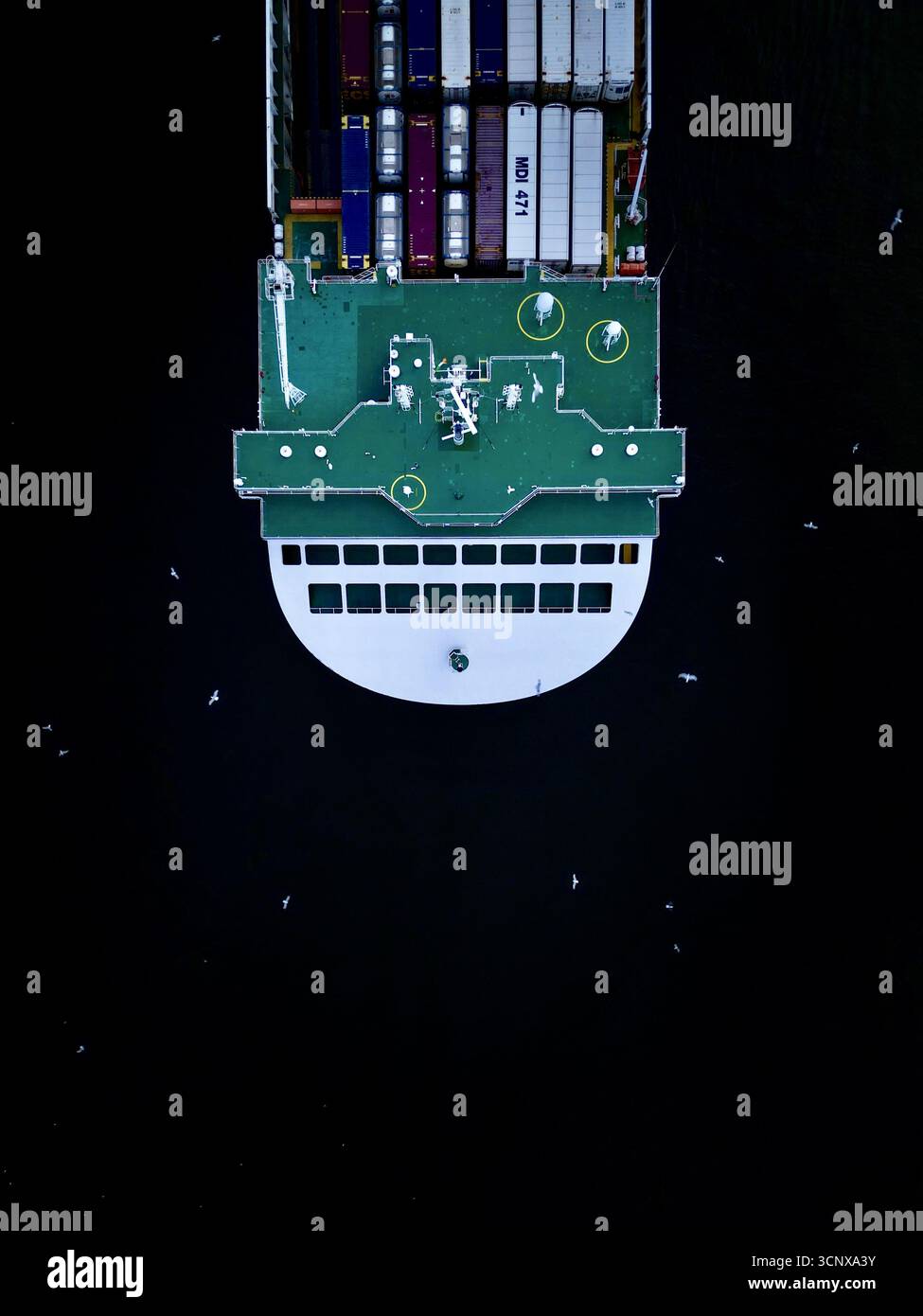 Vista aerea dell'intricato circuito stampato e dei componenti contro una vasta distesa scura, creando un netto contrasto tra tecnologia e vuoto, posizione omessa, posizione omessa. Foto Stock