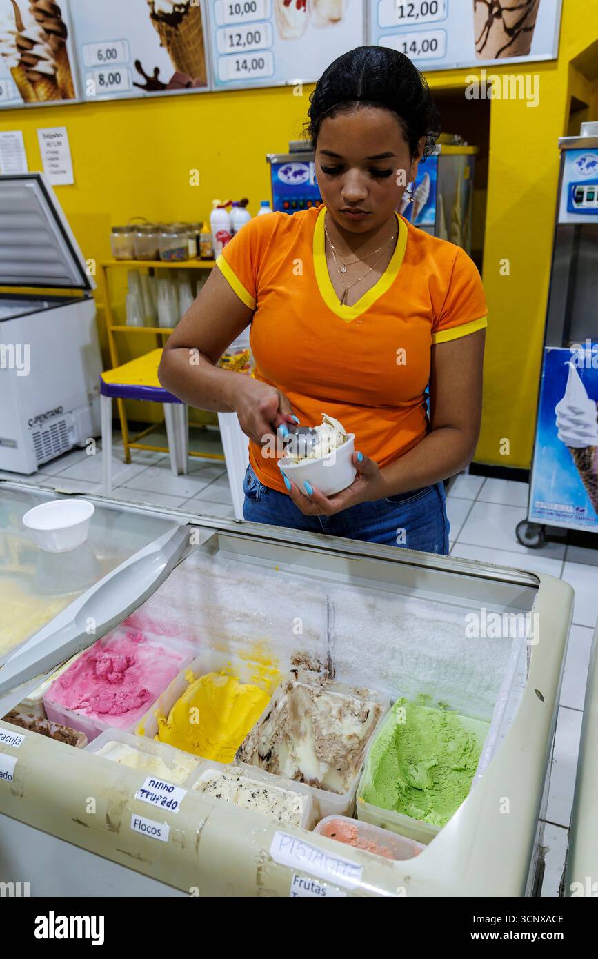 Donna che serve gelato in una gelateria, itacarambi, Minas Gerais, Brasile Foto Stock