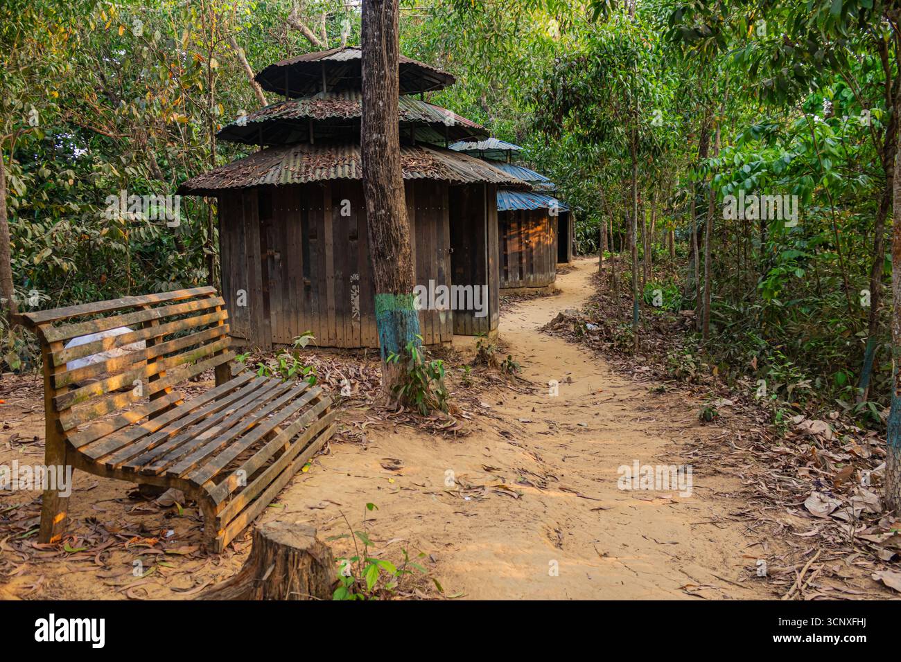 Capanne in legno che conservano l'antico patrimonio buddista in un tranquillo ambiente Ramu. Foto Stock