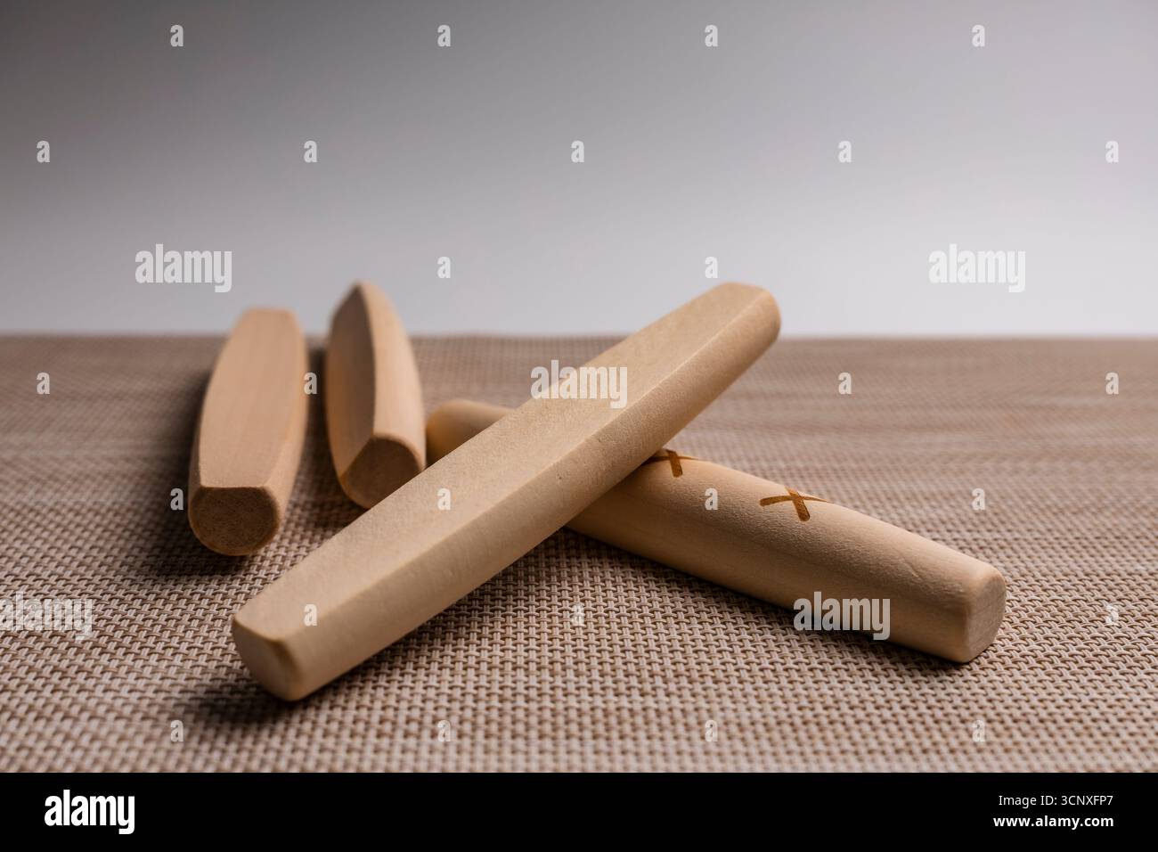 I pezzi Yut del tradizionale gioco coreano Yut Nori sono collocati su uno sfondo bianco. Primo piano. Foto Stock