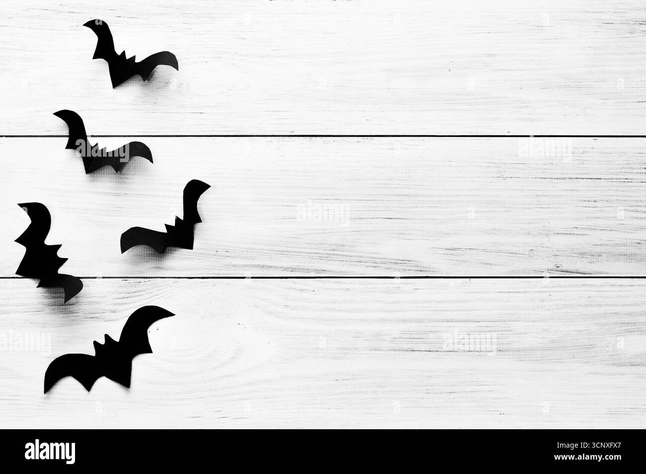- Helowin Concept, pipistrelli neri tagliati fuori dalla carta su uno sfondo di legno chiaro Foto Stock