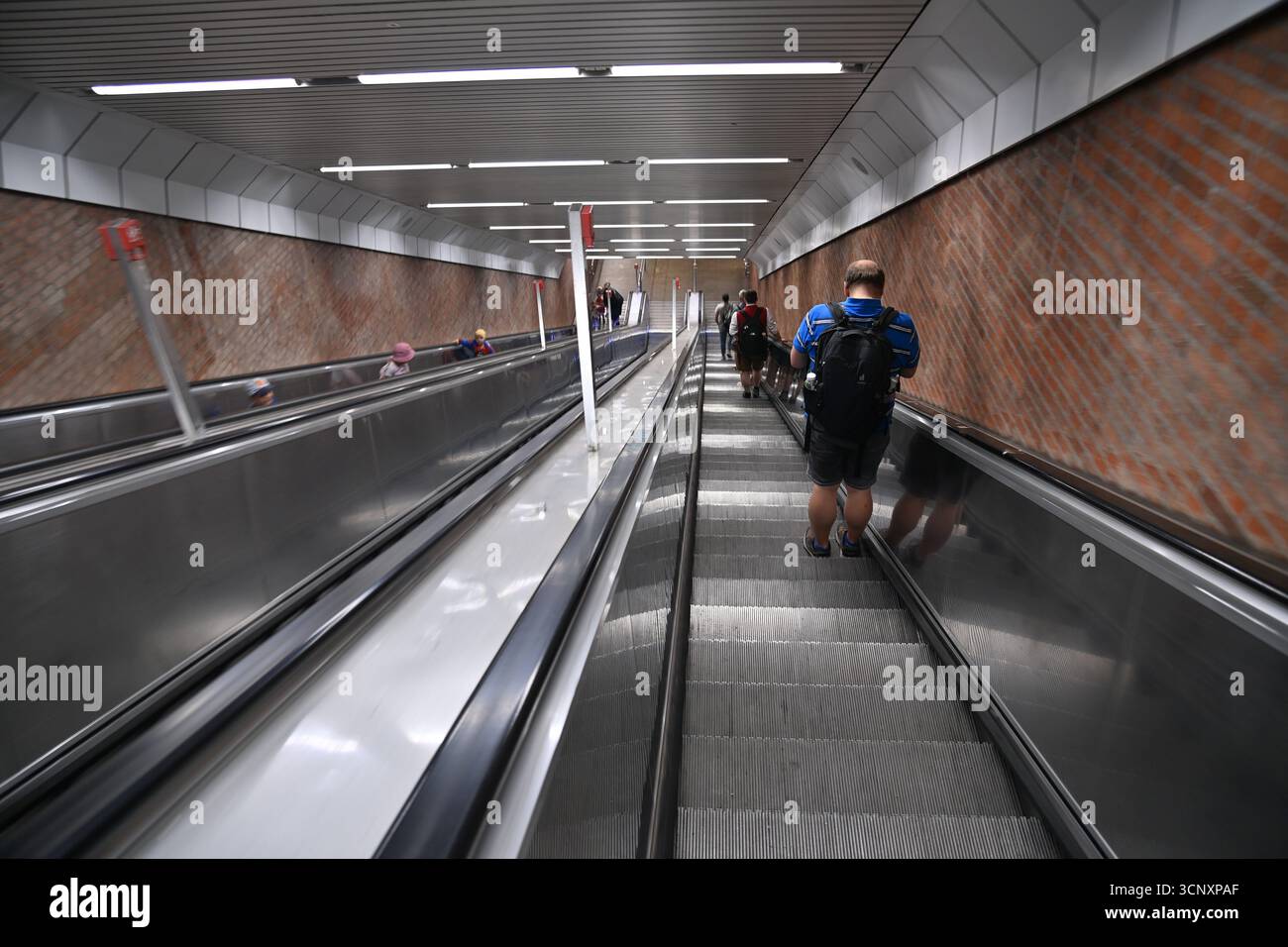 Monaco di Baviera, Germania. 18 settembre 2025. Un uomo che scende su una scala mobile. Credito: dpa/Alamy Live News Foto Stock