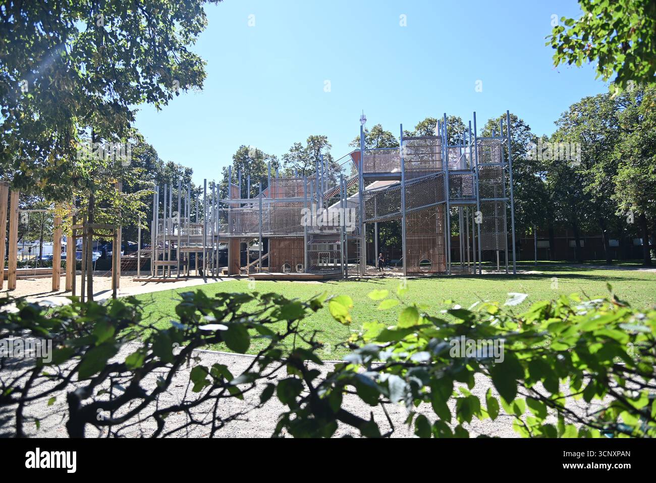 Monaco di Baviera, Germania. 18 settembre 2025. Parco giochi a Monaco di Baviera senza attrezzature per bambini, vuoto, deserto. Credito: dpa/Alamy Live News Foto Stock