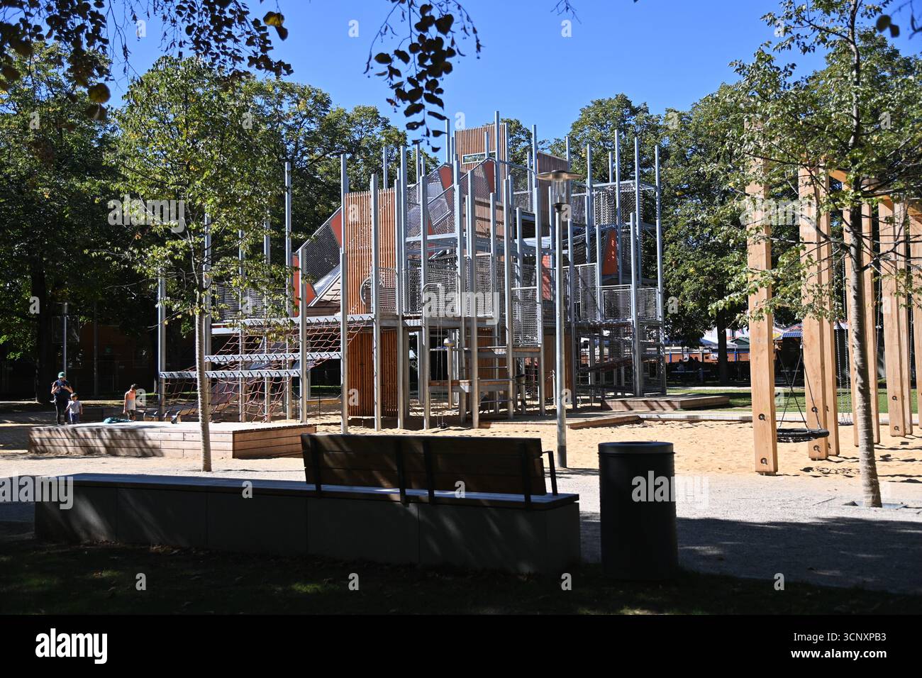 Monaco di Baviera, Germania. 18 settembre 2025. Parco giochi a Monaco senza attrezzature per bambini, vuoto, deserto? Credito: dpa/Alamy Live News Foto Stock