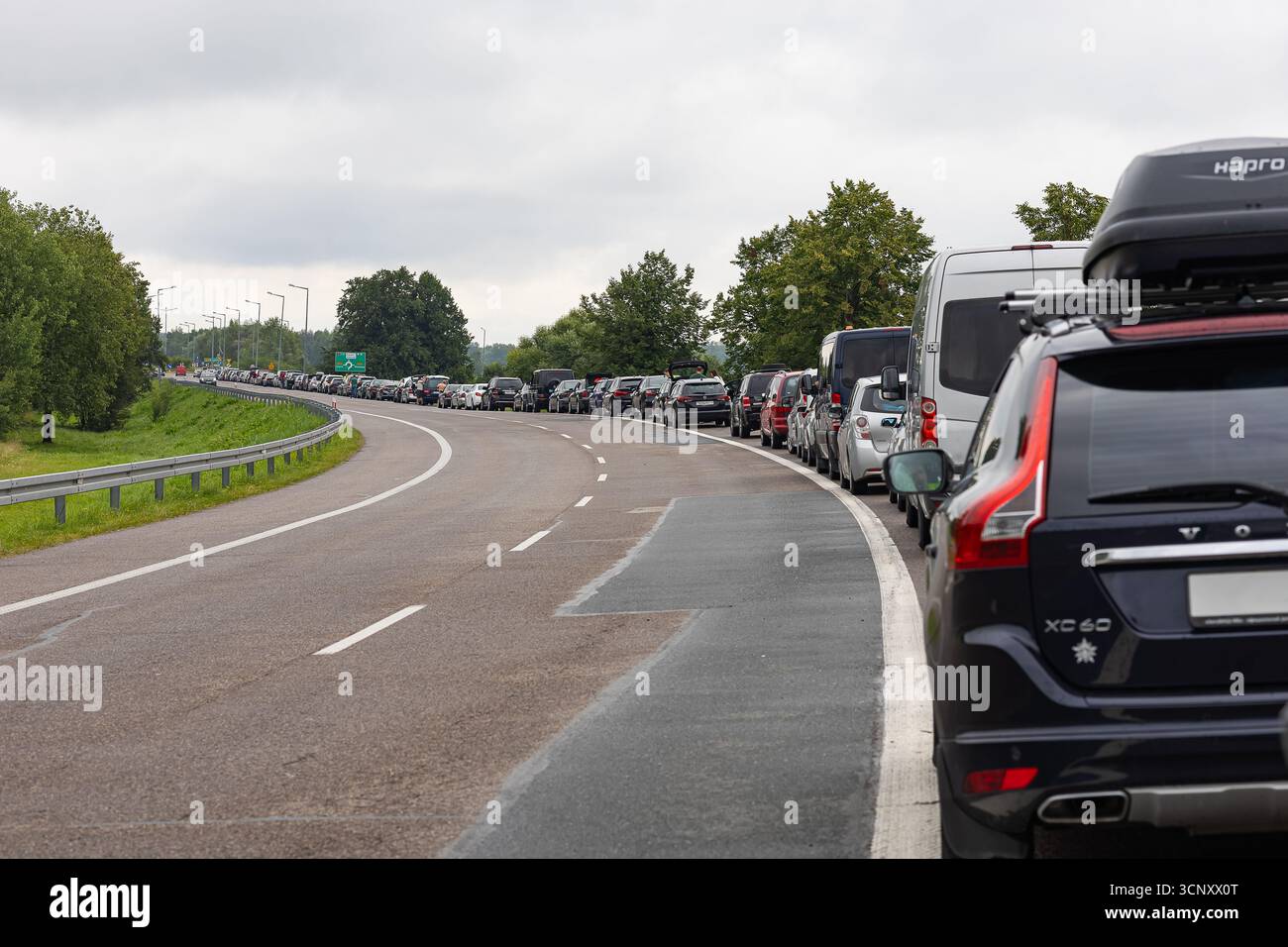 Terespol, Polonia - 19 luglio 2025: Lunga fila di auto e camion in attesa sulla strada al valico di frontiera tra Polonia e Bielorussia Foto Stock