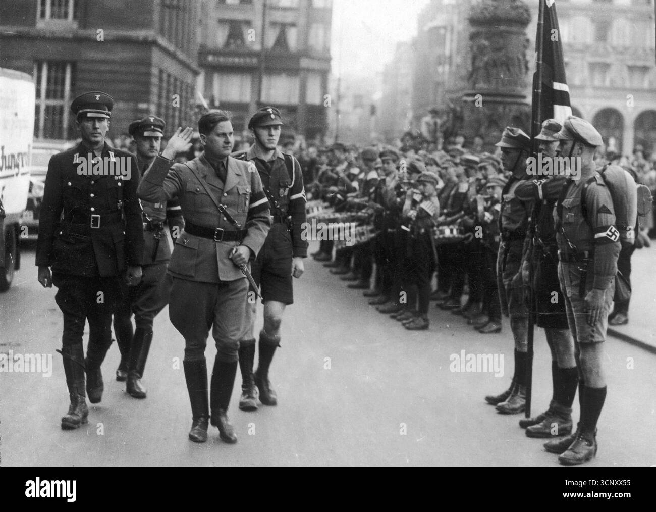 Il leader della Gioventù hitleriana Baldur von Schirach (davanti) cammina di fronte ai membri della Gioventù hitleriana. Dietro di lui a sinistra c'è il sindaco di Amburgo, Carl Vincent Krogmann. 1934 Foto Stock