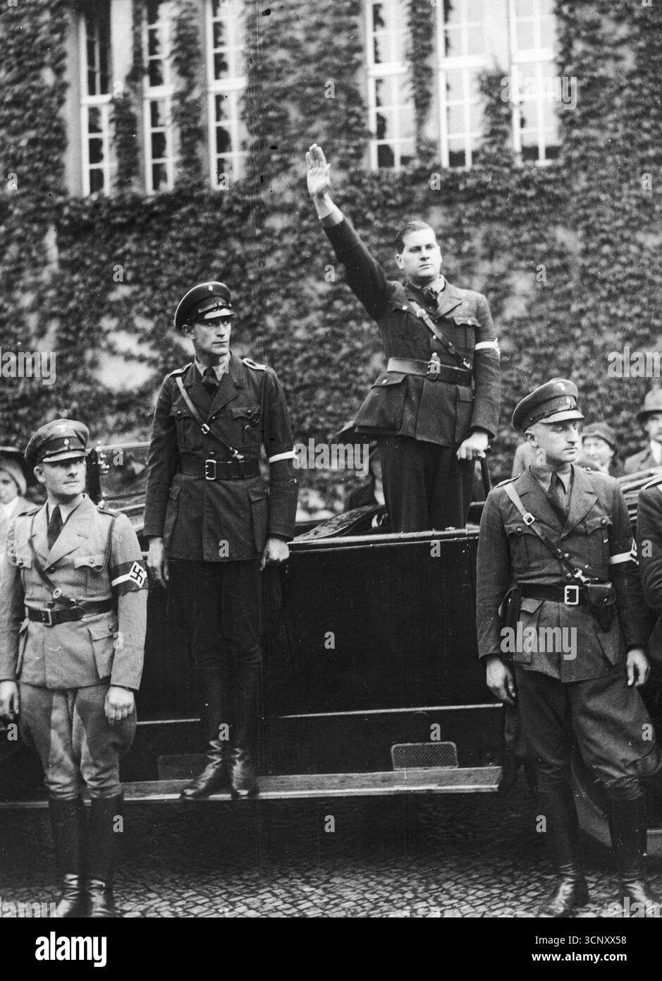 Giornata della Gioventù hitleriana – il leader della Hitlerjugend Reichsjugendfuehrer Baldur von Schirach sulla tribuna durante la parata Hitlerjugend del 1933 Foto Stock