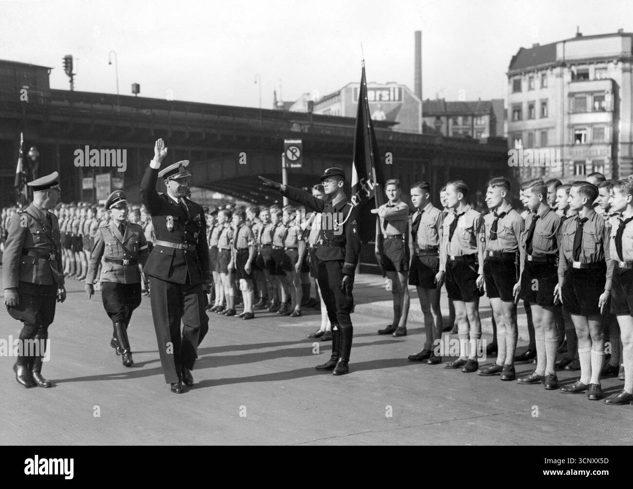 Il leader giovanile rumeno e ministro della Propaganda Sidorovic passa accanto alla guardia d'onore Hitlerjugend nella piazza di fronte alla stazione. Seconda guerra mondiale. Foto Stock
