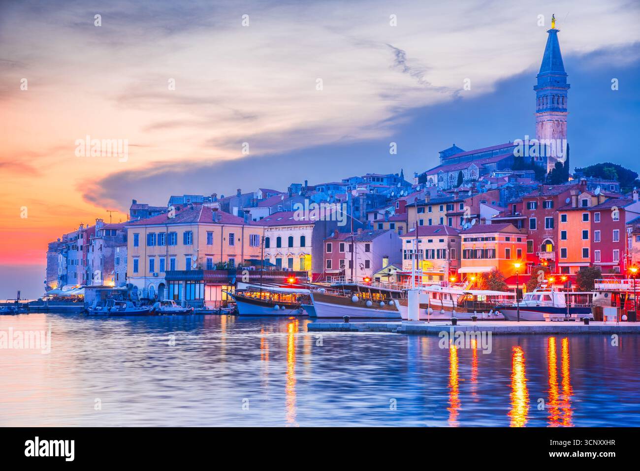 Rovigno, Croazia. Famosa città della penisola istriana, costa della Dalmazia, cielo colorato di un'ora blu. Foto Stock