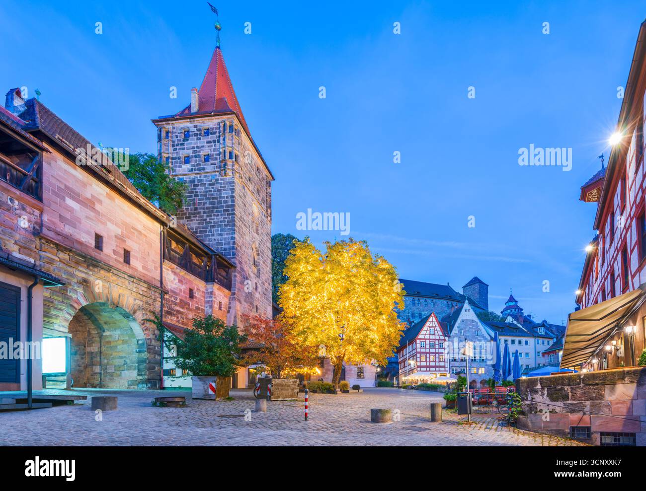Norimberga, Germania. Piazza Tiergartnertor e Castello di Kaiserburg all'ora del tramonto Foto Stock