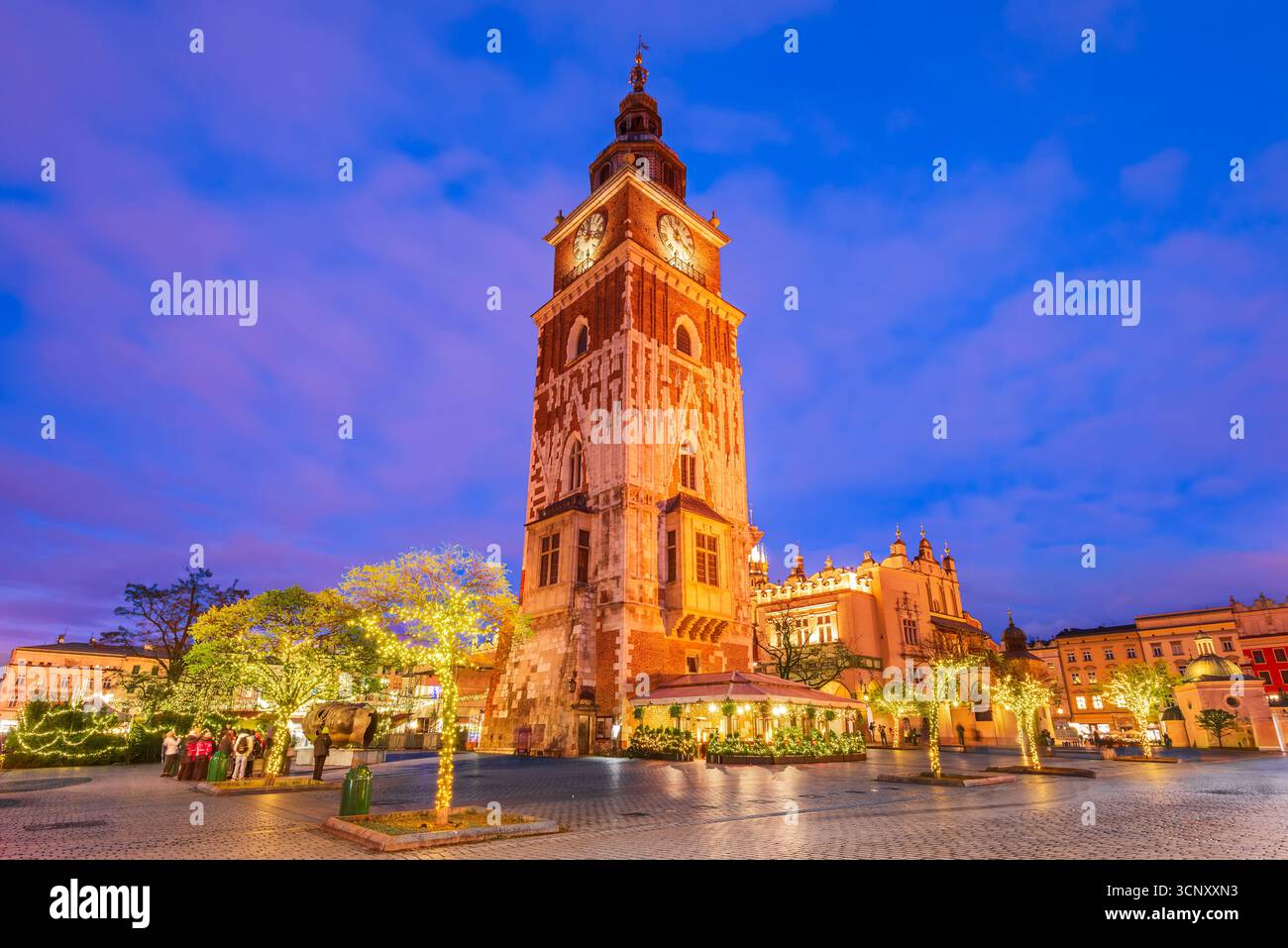 Cracovia, Polonia. Luci scintillanti e magica atmosfera invernale del Mercatino di Natale di Ryenek Square. Foto Stock