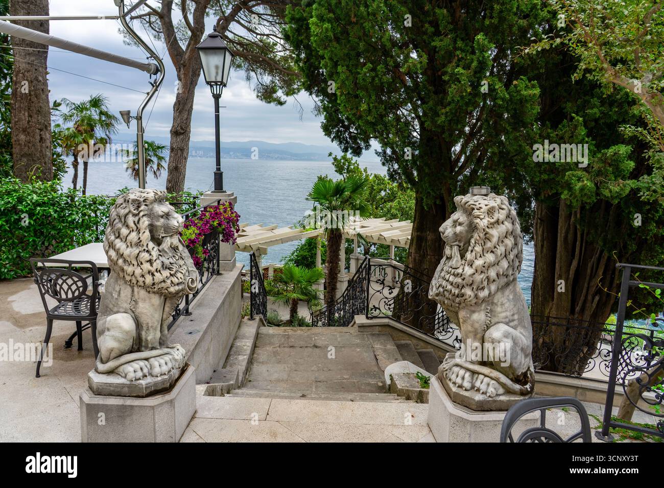 Statue di leoni in marmo su elegante terrazza sul mare con scale a Abbazia, Croazia . Foto Stock
