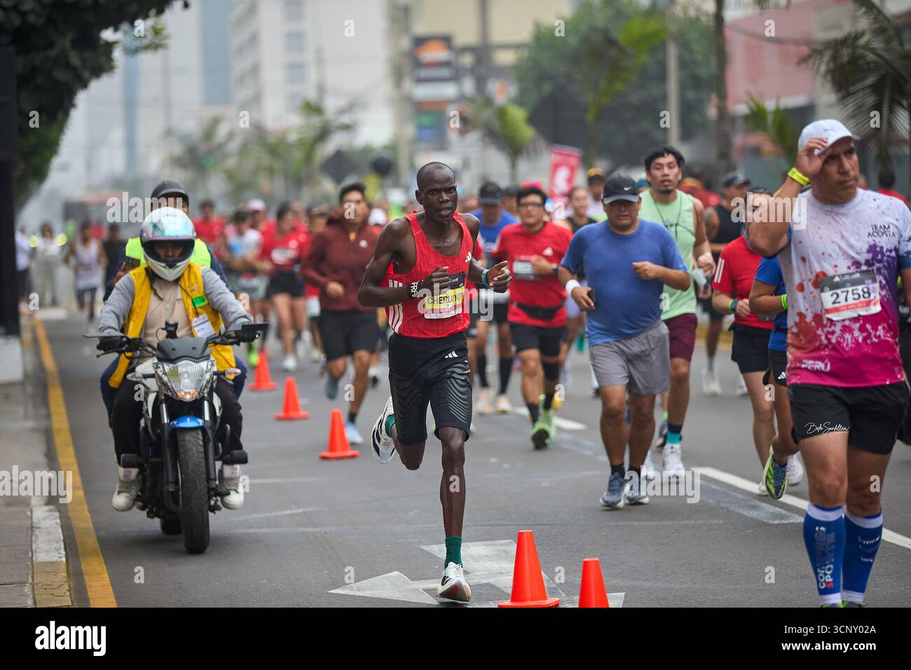 42 chilometri di passione, resistenza e spirito cittadino. La maratona di Lima 42K riunisce corridori provenienti da tutto il mondo in una prova di volontà e celebrazione Foto Stock