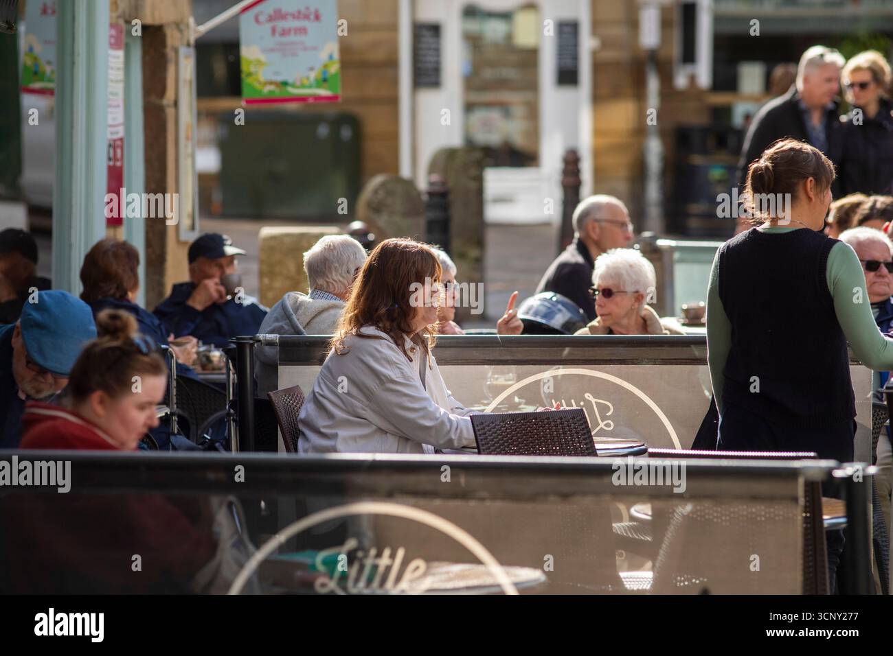 Hebden Bridge, West Yorkshire, Regno Unito. 23 settembre 2025. Meteo nel Regno Unito. I colori autunnali e il sole sono la sensazione di un'estate indiana mentre il tempo di fine settembre porta una giornata tranquilla e luminosa. Hebden Bridge è famoso per il suo ricco passato di produzione tessile, la vibrante scena artistica e culturale con molti negozi e gallerie indipendenti e come una comunità accogliente e inclusiva che è diventata nota come la "capitale lesbica del Regno Unito" per la sua atmosfera variegata e tollerante. Crediti: Immagini di mulini a vento/Alamy Live News Foto Stock