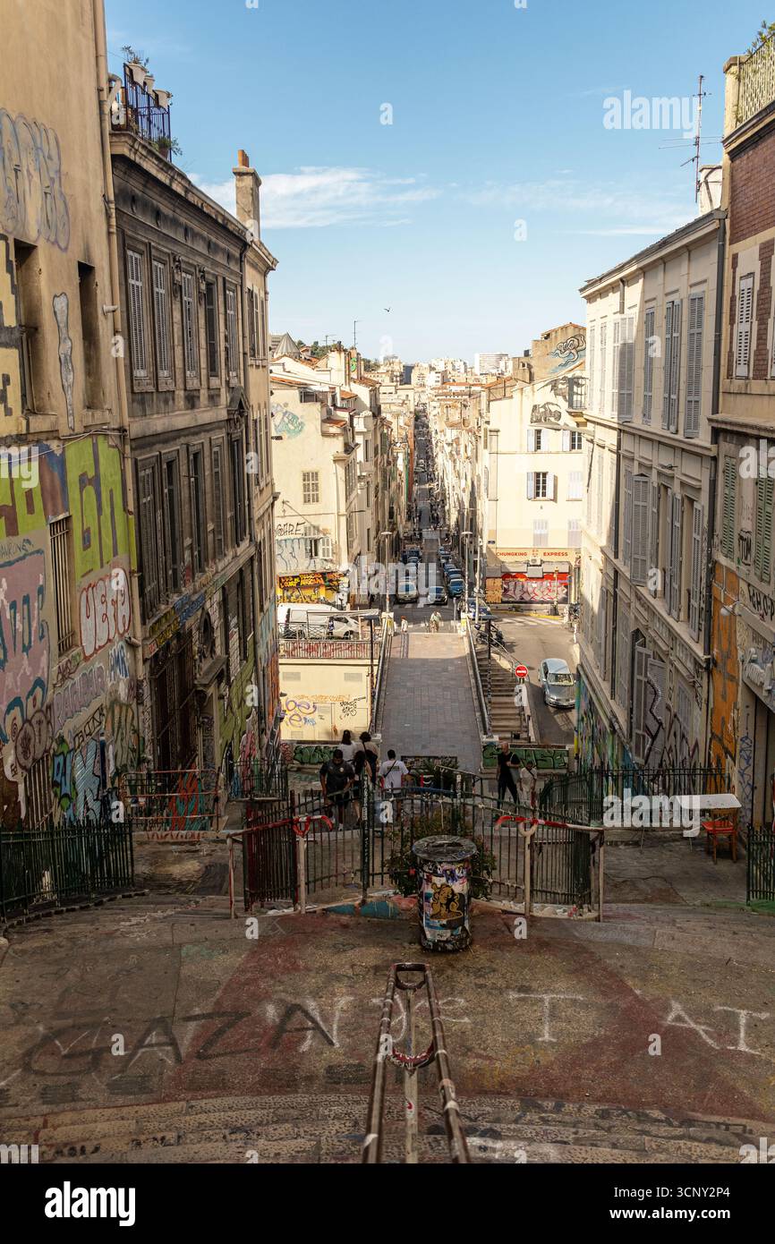 I gradini di Cours Julien nell'area creativa di Marsiglia, Bouches du Rhone, Francia. Foto Stock