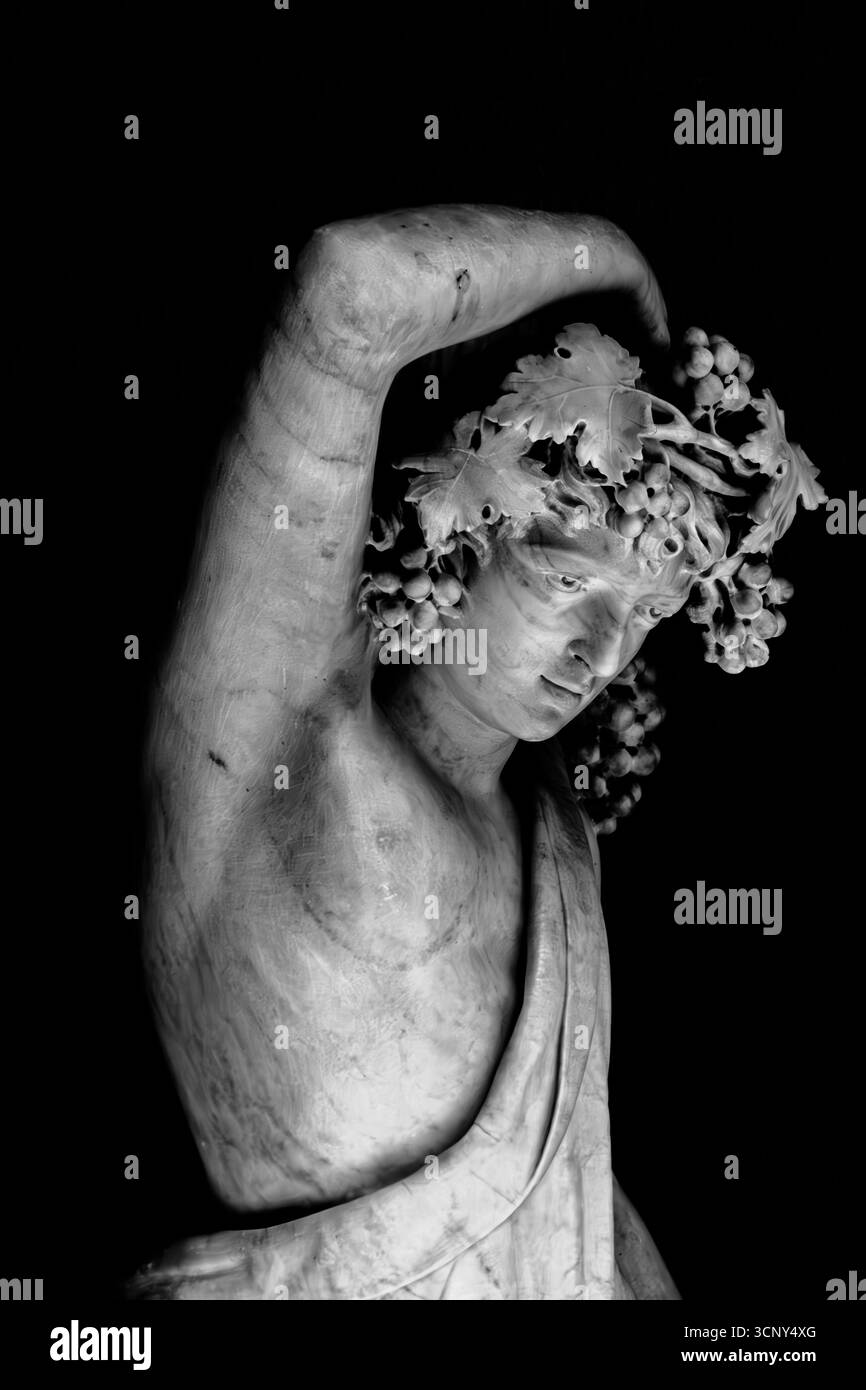 Graziosa statua in marmo adornata con foglie d'uva e frutta Foto Stock