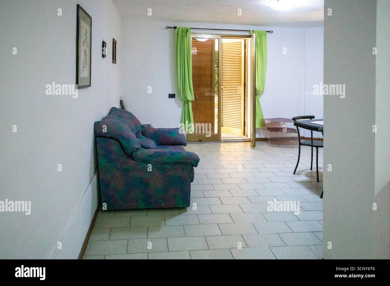 Pareti bianche in un interno con una porta d'ingresso Foto Stock