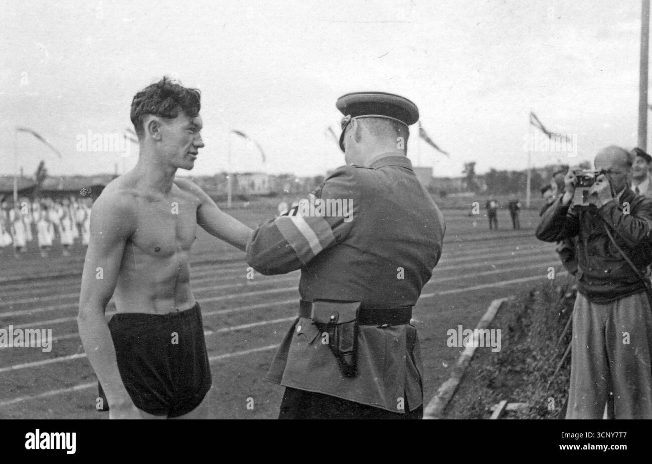 Un giovane della Hitlerjugend mentre si prepara per uno spettacolo di ginnastica. Seconda guerra mondiale, Germania nazista degli anni '1940 Foto Stock
