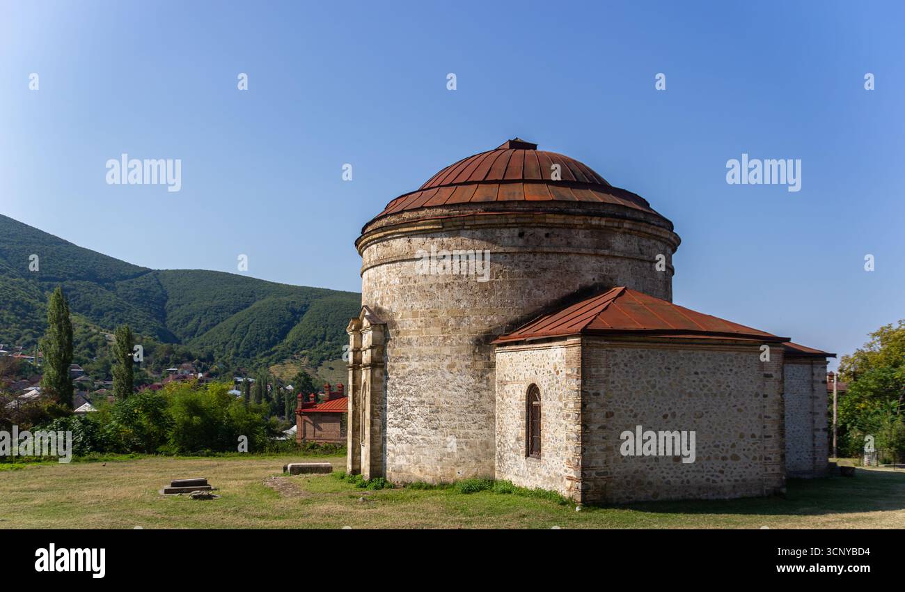 Un vecchio tempio rotondo si trova in Azerbaigian Foto Stock