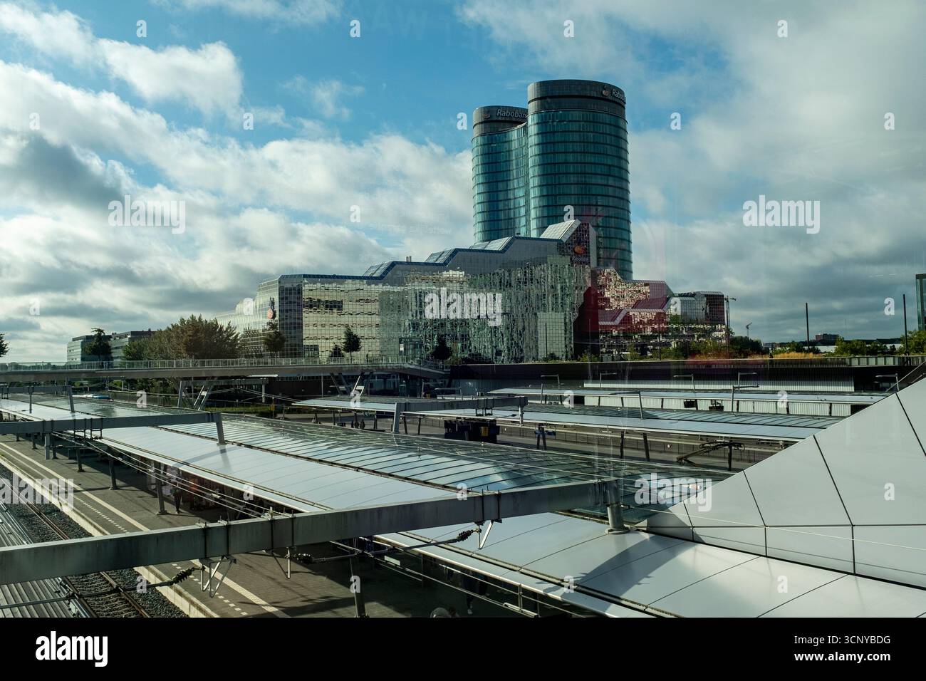 Sede centrale e sede centrale di Rabobank, uno dei principali istituti finanziari e banche dei Paesi Bassi, Rabobank, visto dalla stazione centrale di Utrecht. Foto Stock