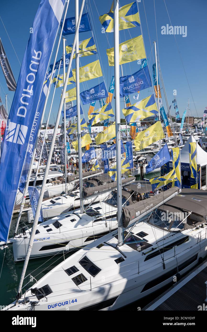 I visitatori apprezzeranno il giorno di apertura del 56° Southampton International Boat Show, dove un gran numero di nuovi yacht sono stati ormeggiati e decorati con bandiere Foto Stock