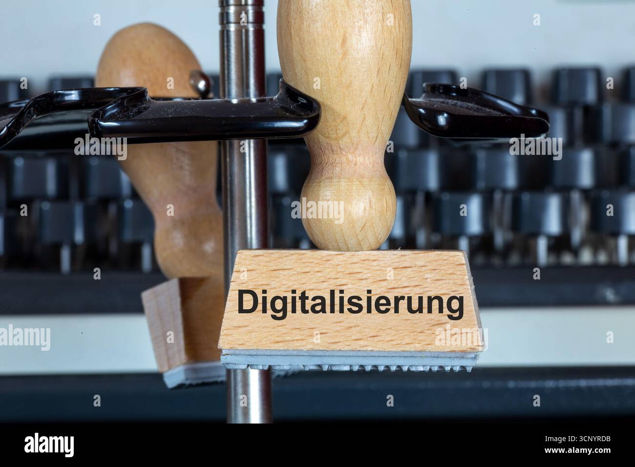 Timbro con il testo aggiunto DIGITALISIERUNG davanti a una macchina da scrivere Foto Stock